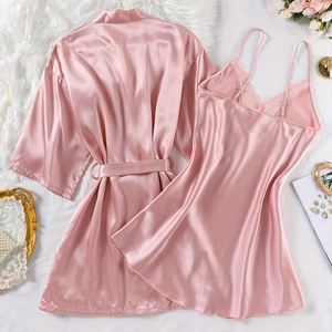 Ensemble pyjama deux pièces en satin rose avec nuisette à dentelle pour femme