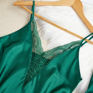 Elegante set da notte in raso di seta verde smeraldo con pizzo floreale fine