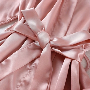 Ensemble nuisette et peignoir en satin rose avec détail de nœud à la taille