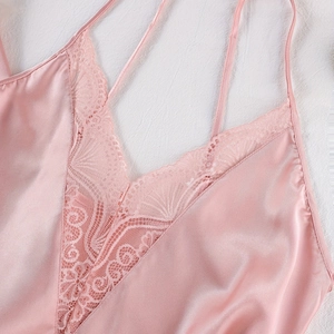 Nuisette en satin rose avec col en V en dentelle et fines bretelles pour femmes