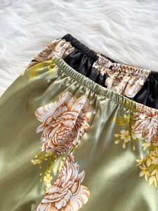 Détail de short de pyjama en satin floral avec taille élastique et texture soyeuse