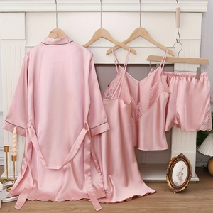 Ensemble pyjama 4 pièces en satin rose avec robe en soie et finitions en dentelle fine