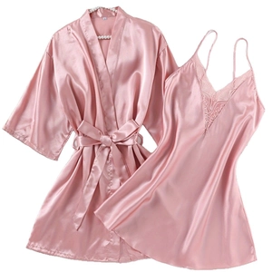 Ensemble de nuit rose satiné deux pièces avec peignoir et nuisette en dentelle