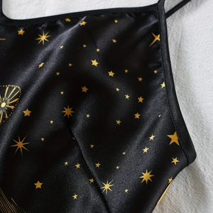 Ensemble pyjama satin noir avec étoiles dorées et dentelle, tenue d'intérieur quatre pièces