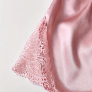Ensemble pyjama 4 pièces en satin rose avec dentelle élégante et texture soyeuse
