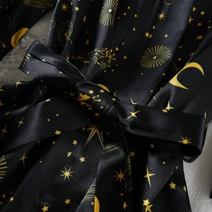 Ensemble pyjama en satin noir avec motifs lune et étoiles dorées et ceinture