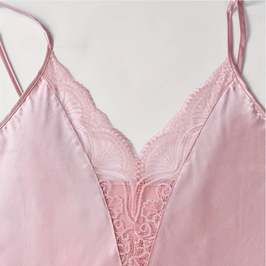 Ensemble pyjama 4 pièces en satin rose avec dentelle florale fine et col en V soyeux