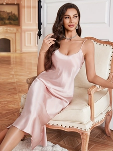Détail de la nuisette en satin rose clair en tissu soyeux et fines bretelles spaghetti
