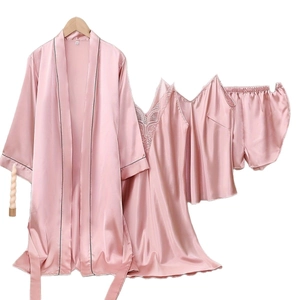 Ensemble pyjama 4 pièces en satin rose avec peignoir, nuisette, caraco et short femme