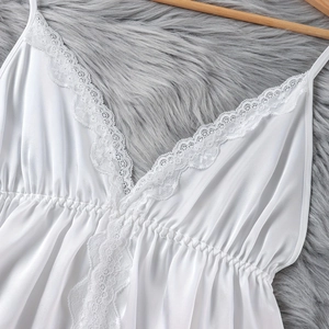 Damen Schlafanzug-Set aus weißem Satin mit Spitzen-V-Ausschnitt auf grauem Kunstfell