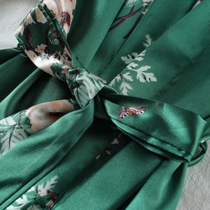 Vestaglia in raso verde scuro con stampa floreale e fiocco in vita per donna