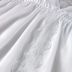 Weißes Seiden Satin Schlafanzug Set für Damen mit eleganten Spitzenbesatz Details