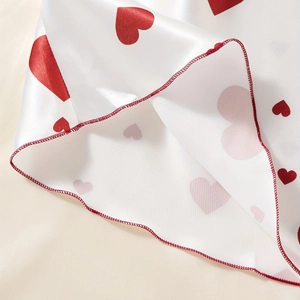 Camicia da notte in seta bianca con stampa a cuori rossi e bordi rifiniti