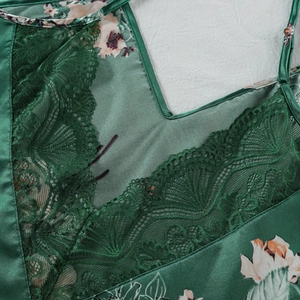 Elegante camicia da notte in raso verde scuro con stampa floreale e finiture in pizzo