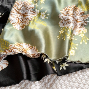 Ensemble nuisette en satin à imprimé floral avec ourlet volanté et aspect soyeux
