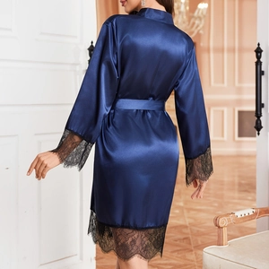 Peignoir en satin bleu marine avec dentelle noire et ceinture pour femmes