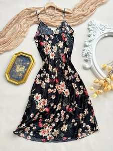 Detailansicht eines Satin-Nachthemds mit Blumenmuster, Trägern und V-Ausschnitt