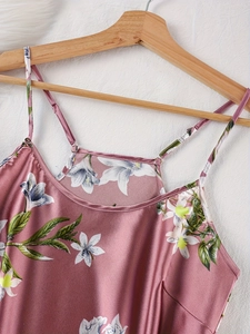 Détails du haut de pyjama en satin rose avec d'élégants motifs floraux de lys