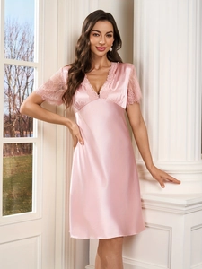 Détail de la chemise de nuit en satin rose avec dentelle élégante au col et aux manches