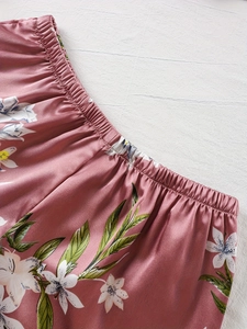 Détail du short de pyjama en satin rose avec taille élastique et imprimé fleurs de lys