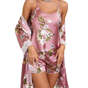 Set pigiama 3 pezzi in raso rosa con stampa floreale e pizzo delicato sulle maniche