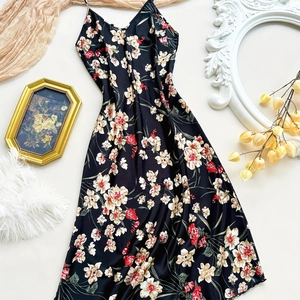 Elegantes schwarzes Satin-Slipkleid mit V-Ausschnitt und Retro-Blumenmuster
