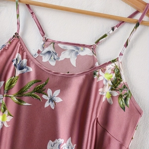 Nuisette satinée rose avec imprimé de lys blancs et fines bretelles réglables pour femme