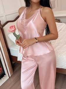 Détail du pyjama rose en satin avec dentelle délicate au décolleté et fini soyeux