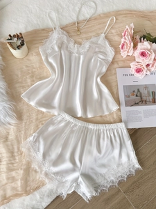 Détail d'un pyjama en soie glacée avec bordure en dentelle cil et texture satin