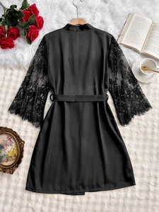 Accappatoio in raso nero con maniche in pizzo su morbido sfondo in peluche bianco