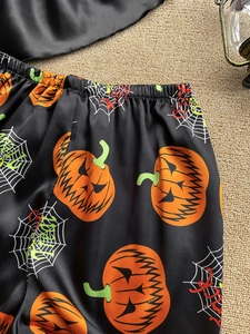 Dettaglio dei pantaloni del pigiama di Halloween con stampe di zucca e vita elasticizzata