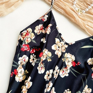 Nuisette élégante en soie noire à fleurs avec motifs vintage et fines bretelles