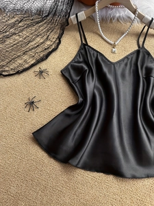 Dettaglio canotta in raso nero con scollo a V per set da notte di Halloween