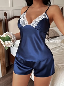 Détail de l'ensemble de pyjama en satin avec col en V et dentelle blanche marine