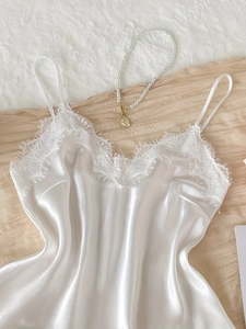 Détail de caraco en satin blanc avec dentelle de cils délicate et texture de soie