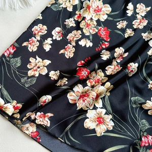 Nuisette sexy en satin noir à imprimé floral avec bretelles dos nu et texture lisse