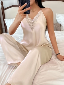Détail du décolleté en V avec dentelle blanche délicate sur caraco en soie champagne