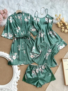 Dettaglio dell'abbigliamento da notte in raso verde con stampa floreale e pizzo in 4 pezzi