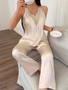 Détail d'un ensemble caraco en satin champagne avec bordure en dentelle blanche délicate