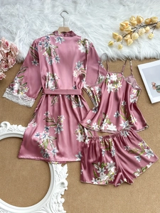 Vue détaillée d'un ensemble de pyjama 3 pièces en satin floral avec dentelle blanche