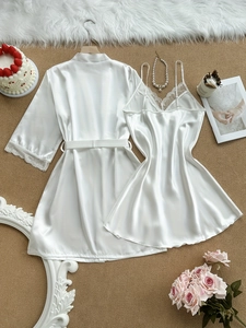 Flachbild von weißem Satin-Schlafanzug-Set mit Spitzenbesatz und elegantem Wohndekor