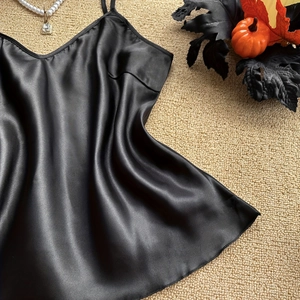 Completo pigiama in raso nero con stampa Halloween su sfondo di tappeto intrecciato