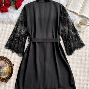 Elegante vestaglia in raso di seta nera con maniche in pizzo trasparente per donna
