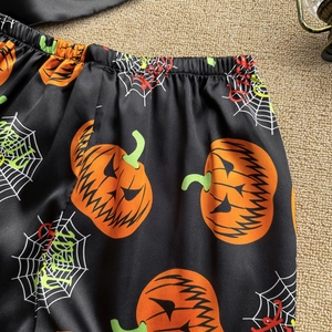 Set pigiama in raso da donna con stampe di zucca e ragnatele su tessuto satinato nero