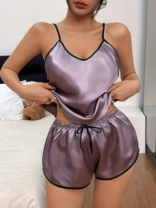Détail de l'ensemble de pyjama en satin lilas avec caraco col en V et bordure noire