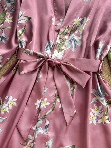 Peignoir en satin rose à motif floral avec ceinture nouée assortie posée à plat