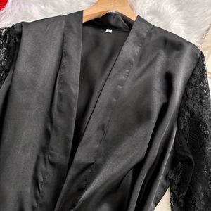 Elegante accappatoio in raso nero con maniche lunghe in pizzo e dettagli floreali