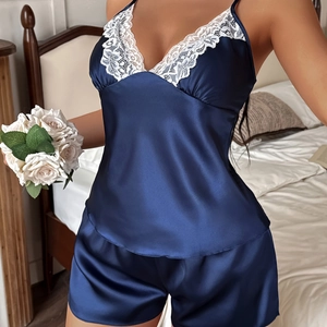 Ensemble pyjama en satin bleu marine pour femmes avec caraco en dentelle et short assorti