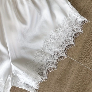 Short de pyjama en soie glacée blanche avec bordure en dentelle de cils style français