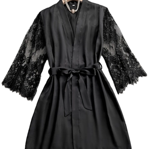 Elegante vestaglia lunga in raso nero con maniche in pizzo floreale e cintura in vita